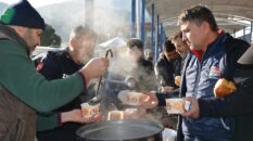 Babadağ Belediyesi geleneksel çorba hayrıyla esnafın içini ısıttı