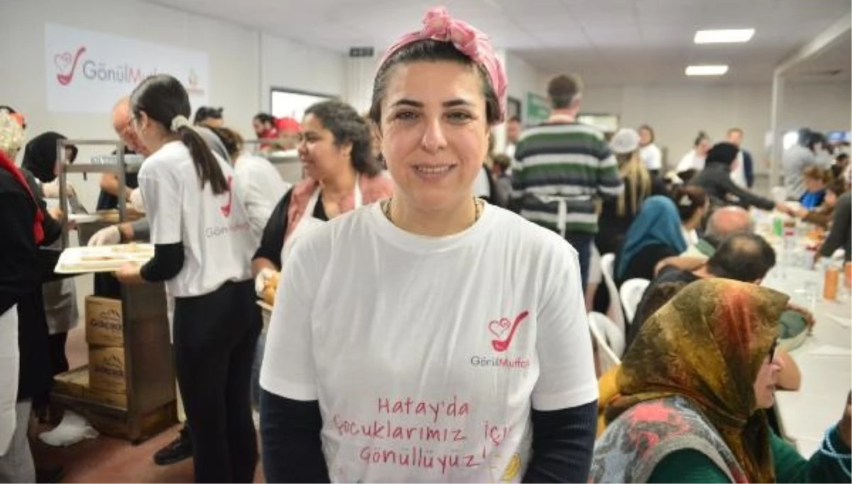 Gastronominin Nobel ödüllü şefi Ebru Baybara Demir’in kurduğu Gönül Mutfağı, depremzedelere taziye yemeği dağıttı