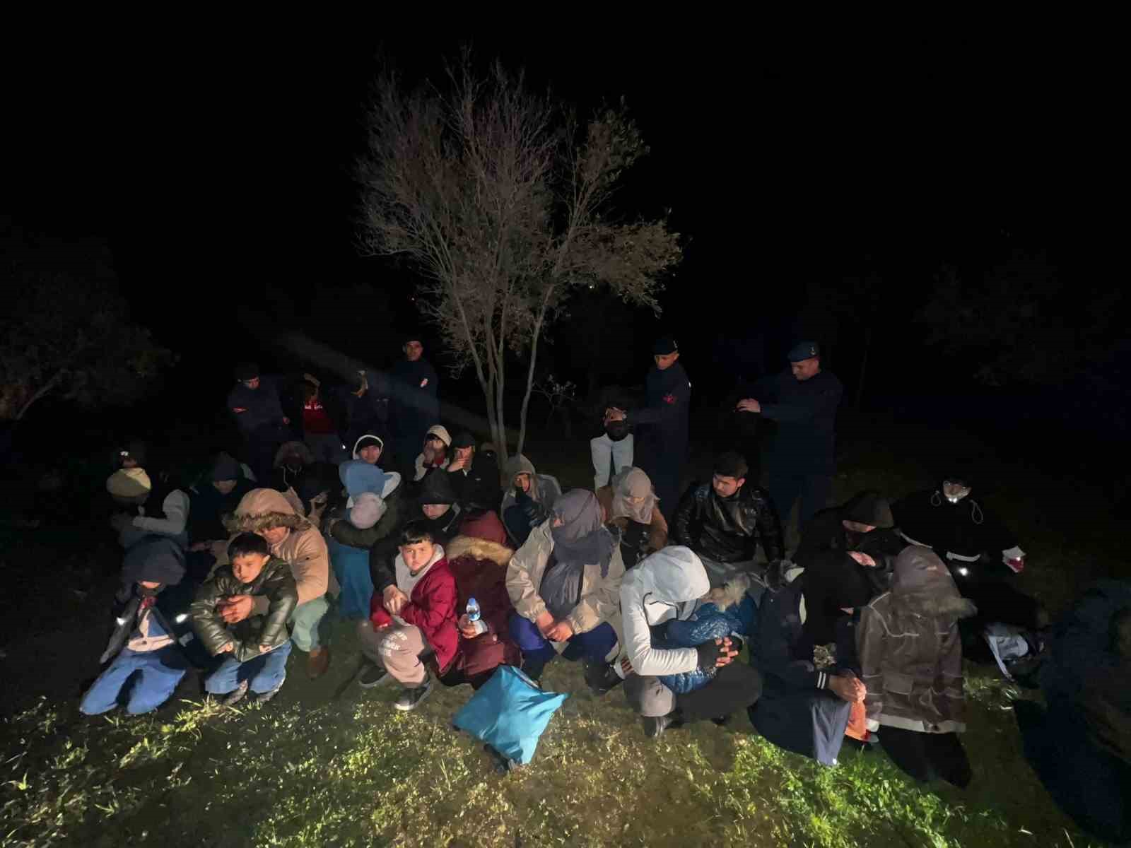 İzmir’de 3 göçmen kaçakçısı tutuklandı