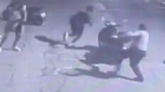 İzmir’de hırsızların bekçilere yakalanma anı kamerada