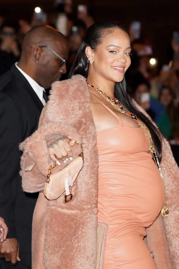 Rihanna’nın En İyi Hamile 5 Görünümü 2023