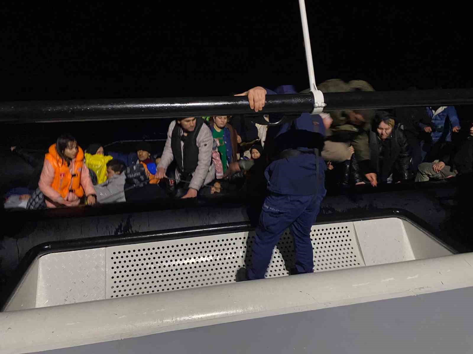 Sürüklenen göçmenlerin yardımına Sahil Güvenlik koştu