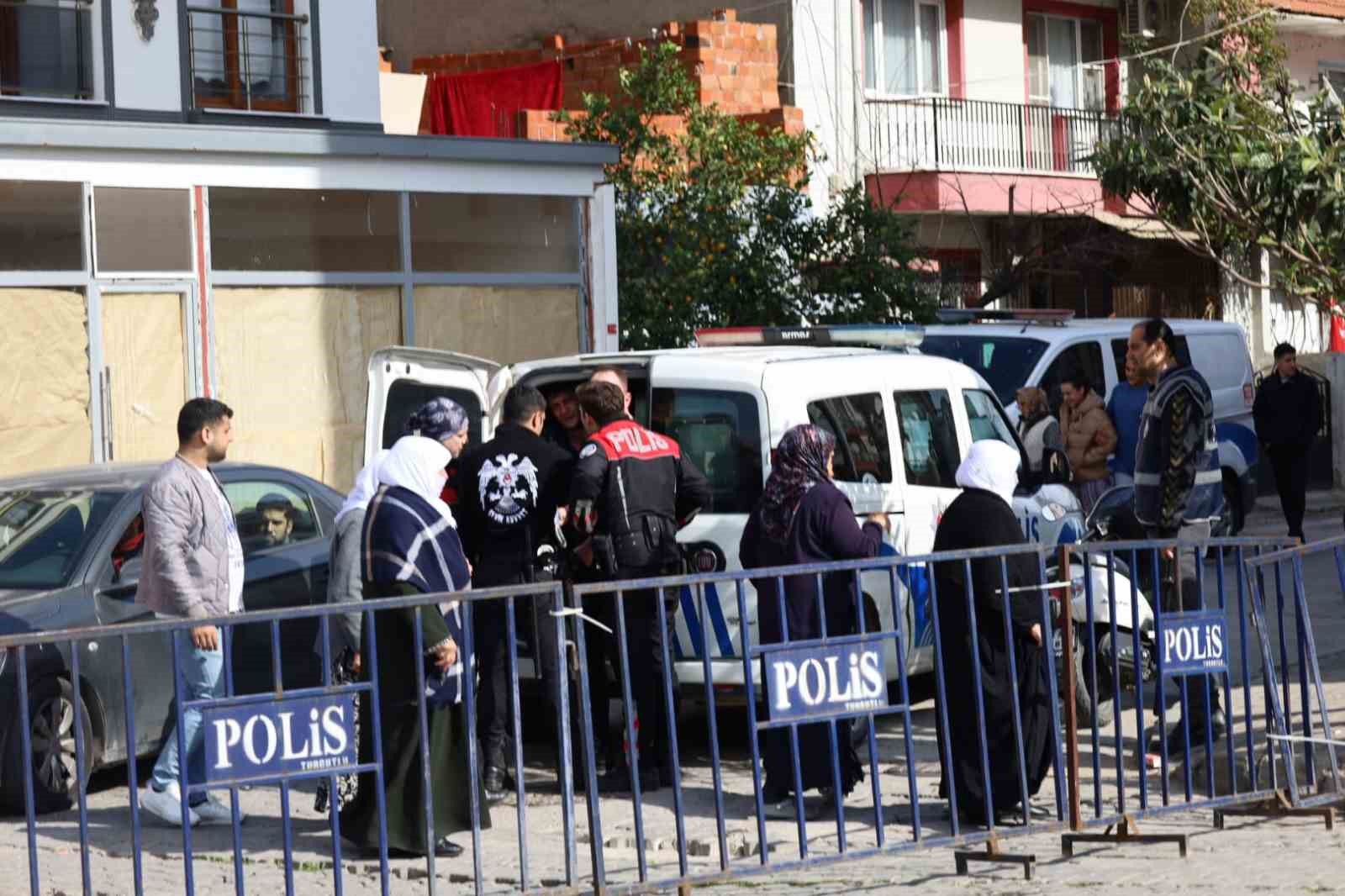 Turgutluspor-Karşıyaka maçı öncesi arbede: 1 polis yaralandı, 2 taraftar gözaltına alındı