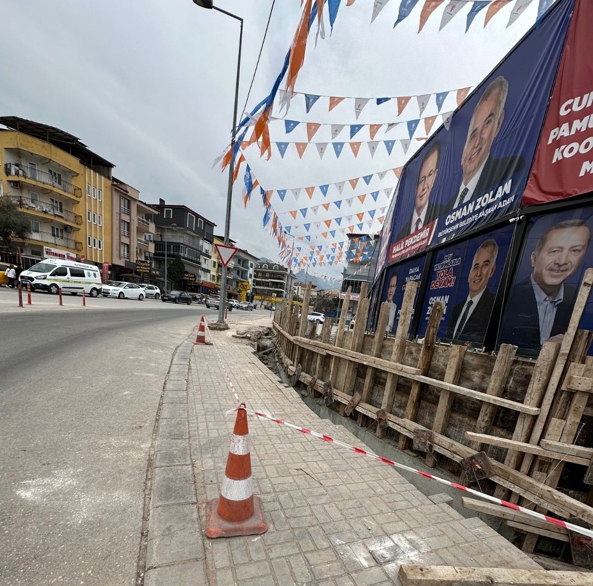 CHP’li Coşkun’dan rakip adaya kaldırım eleştirisi