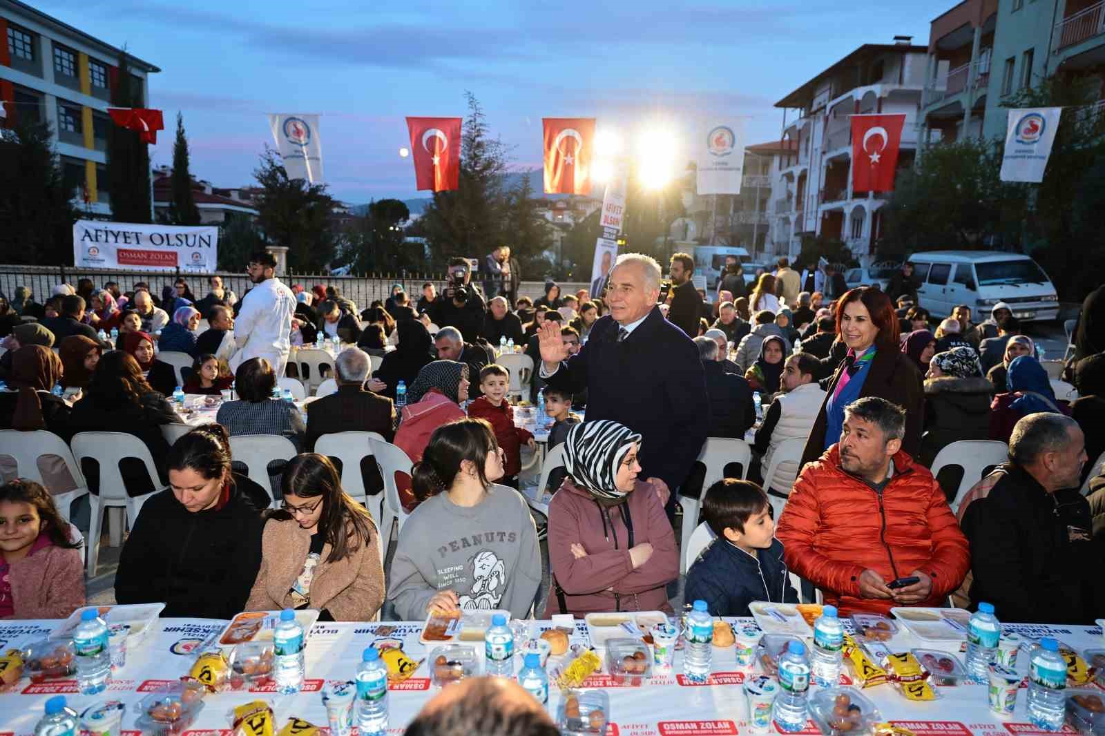 Denizli Büyükşehir iftar sofrasını Zeytinköy’de kurdu