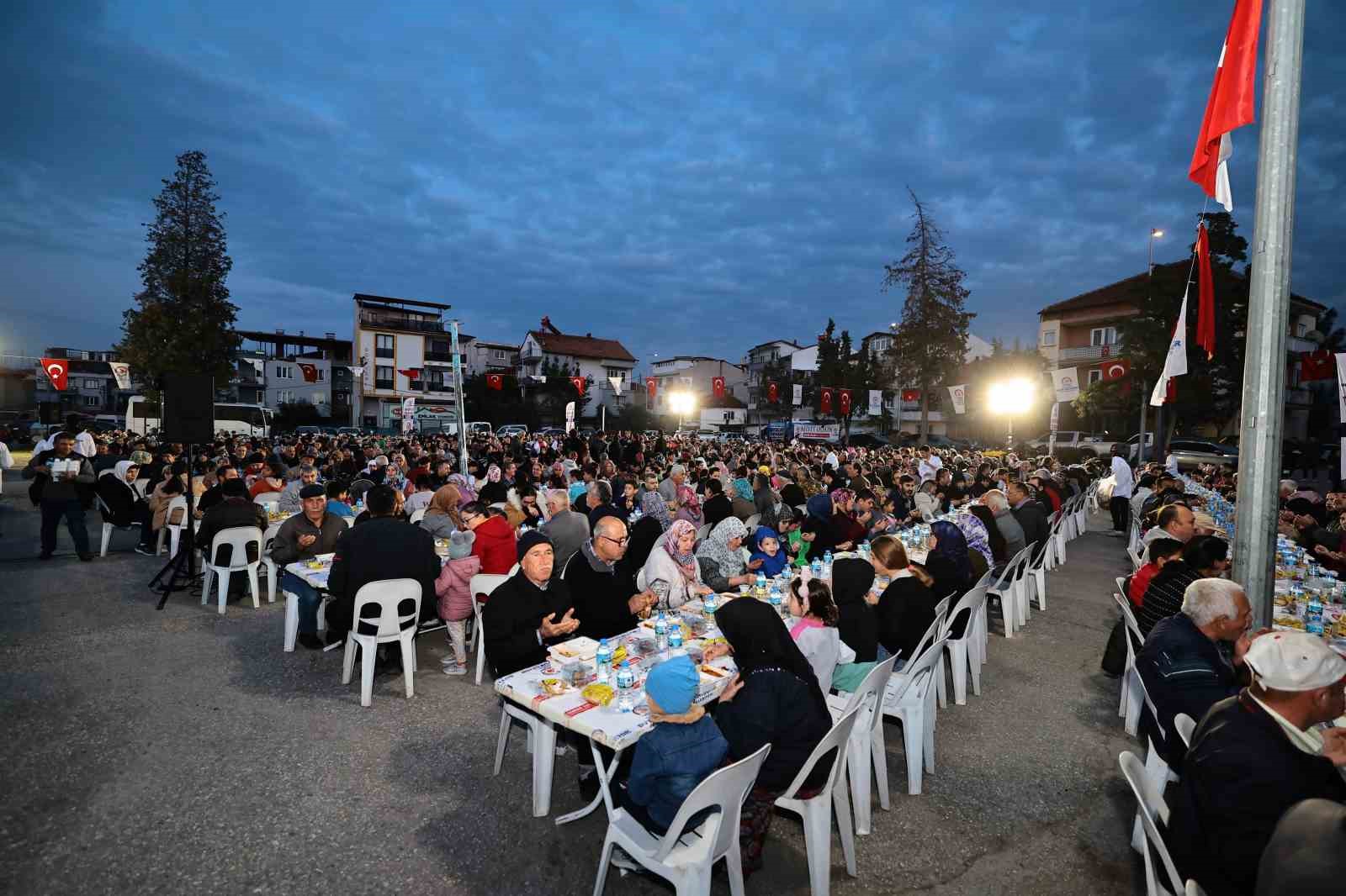 Denizli Büyükşehrin iftar sofrası bu kez Dokuzkavaklar Mahallesi’nde kuruldu