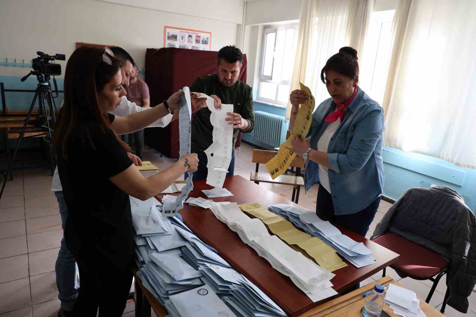 İzmir’de 31 Mart Mahalli İdareler Seçimleri’nde oy kullanma işlemlerinin sona ermesiyle sandıklar açılmaya başlandı. Oy sayma işlemlerine geçildi.