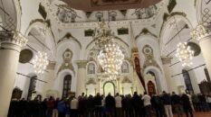 İzmir’de mübarek Ramazan ilk teravih ile başladı