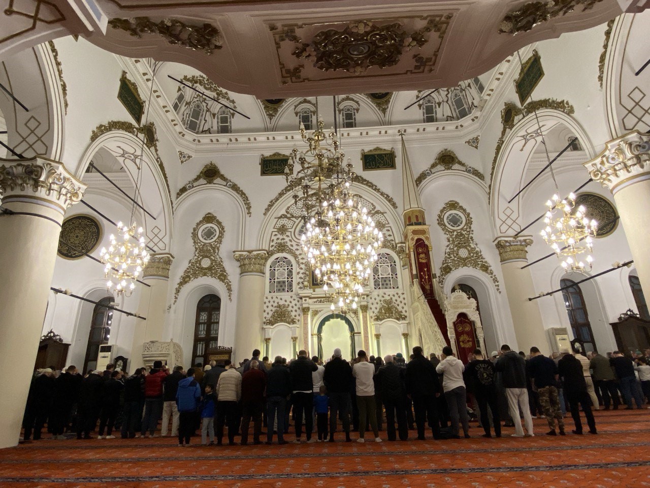 İzmir’de mübarek Ramazan ilk teravih ile başladı
