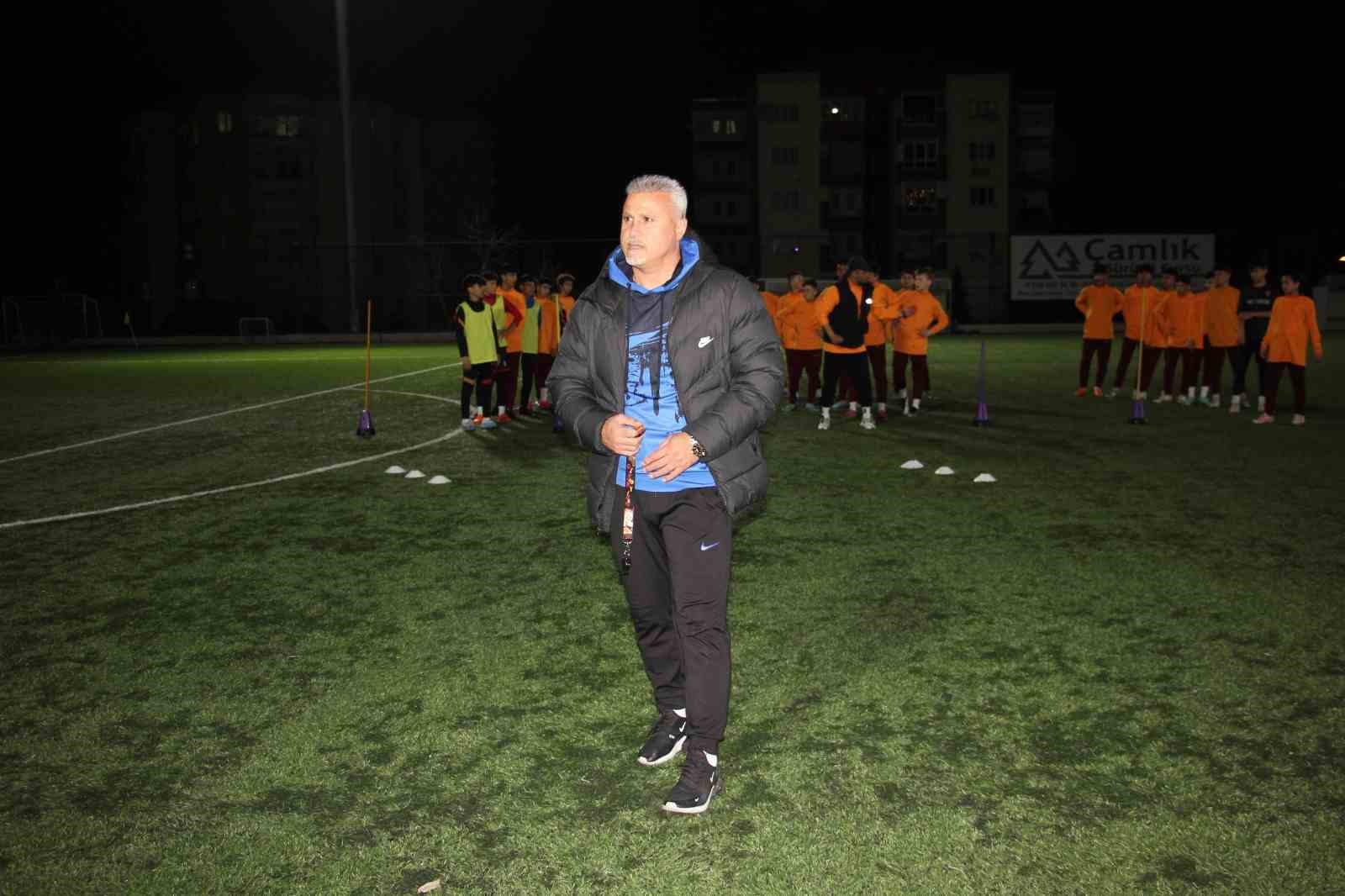 Mustafa Kocabey: “Futbol takımlarının başına futbolcuların geçmesi gerekli”