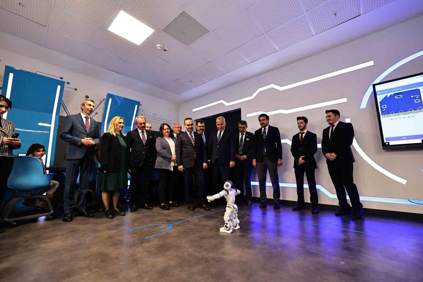 Robot Cezeri’den zeybek şov