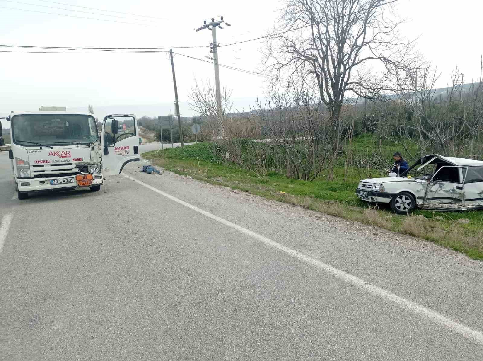 Tankerle çarpışan otomobil sürücüsü yola fırladı