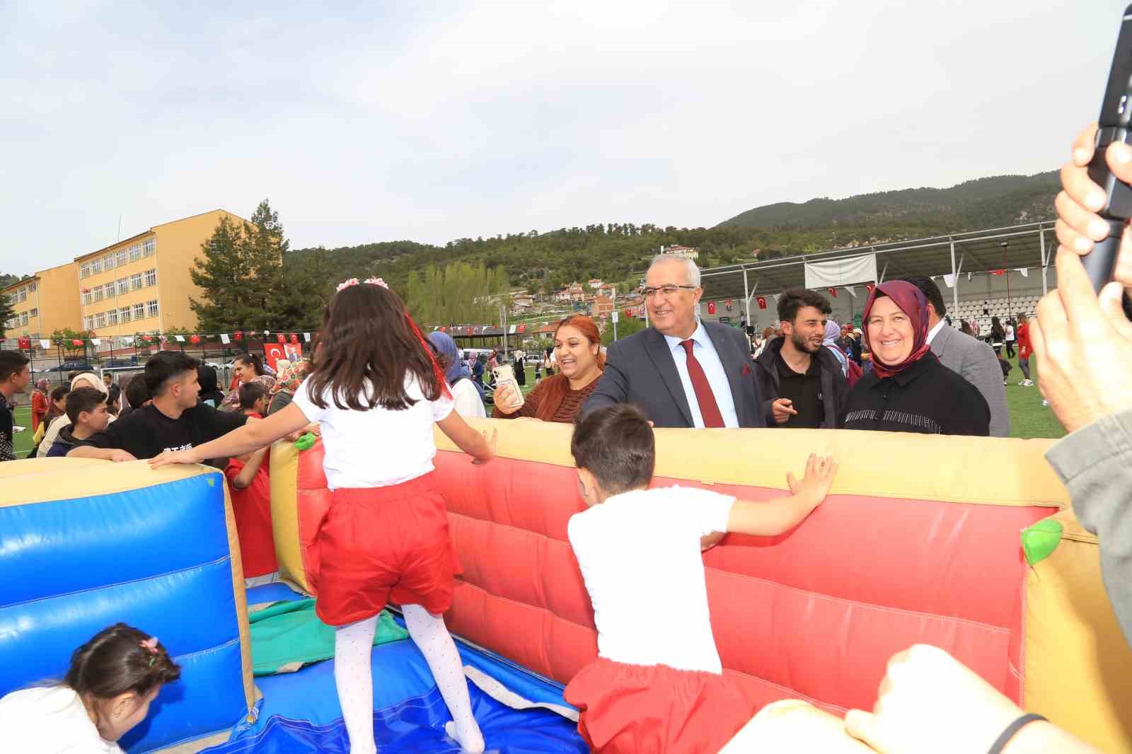 Başkan Arslan, Çamelili çocukların 23 Nisan coşkusuna ortak oldu
