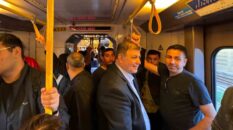 Metroda Başkan Tugay’ı görenler önce şaşırdı sonra fotoğraf çektirdi