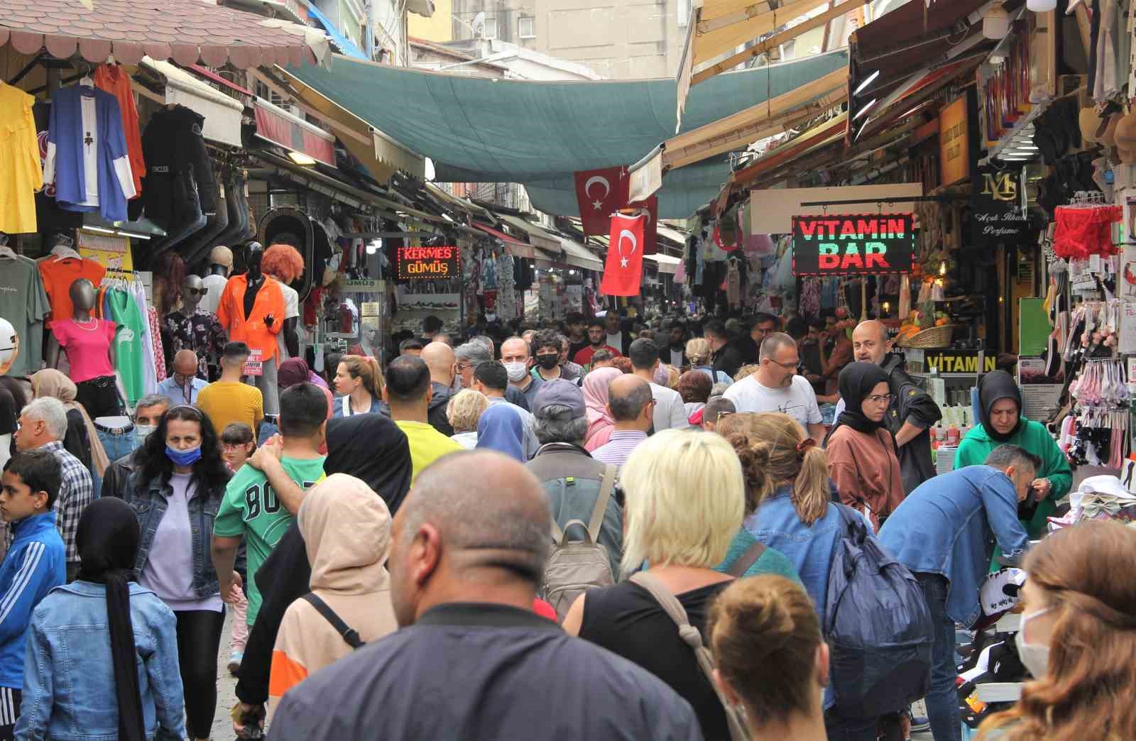 Vatandaşlar Tarihi Kemeraltı Çarşısı’na akın etti