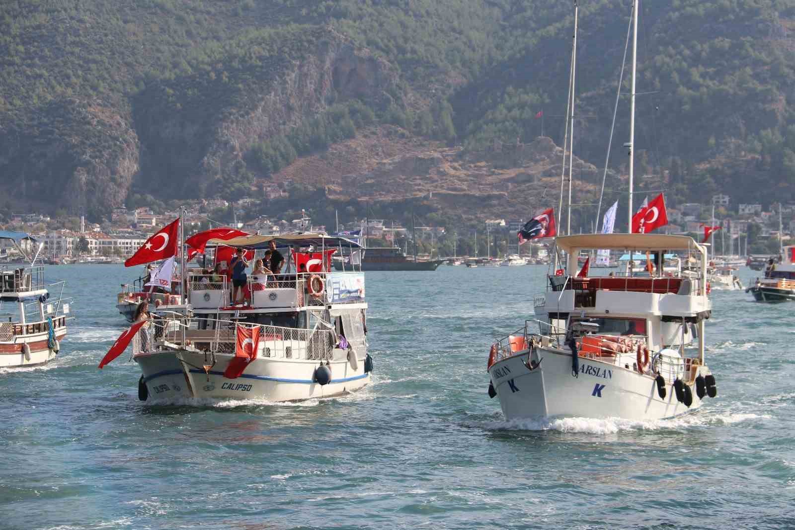 Fethiye’de Cumhuriyet coşkusu denizde de yaşandı