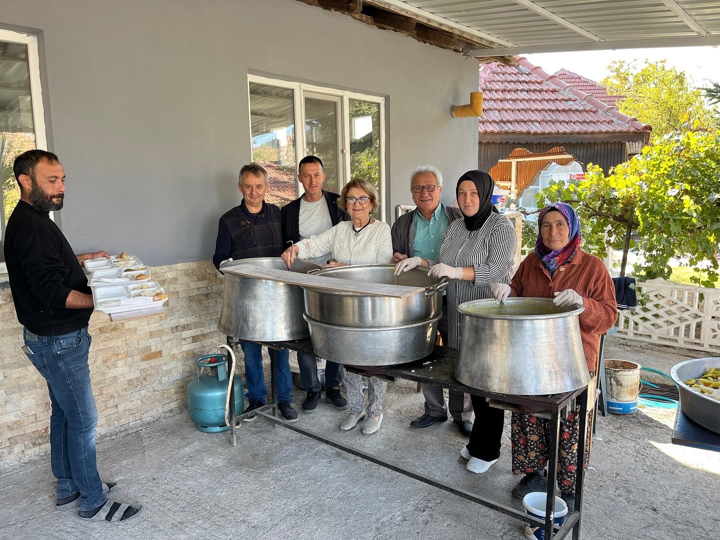 Başkan Çelik yağmur duasına çıkan üreticileri yalnız bırakmadı