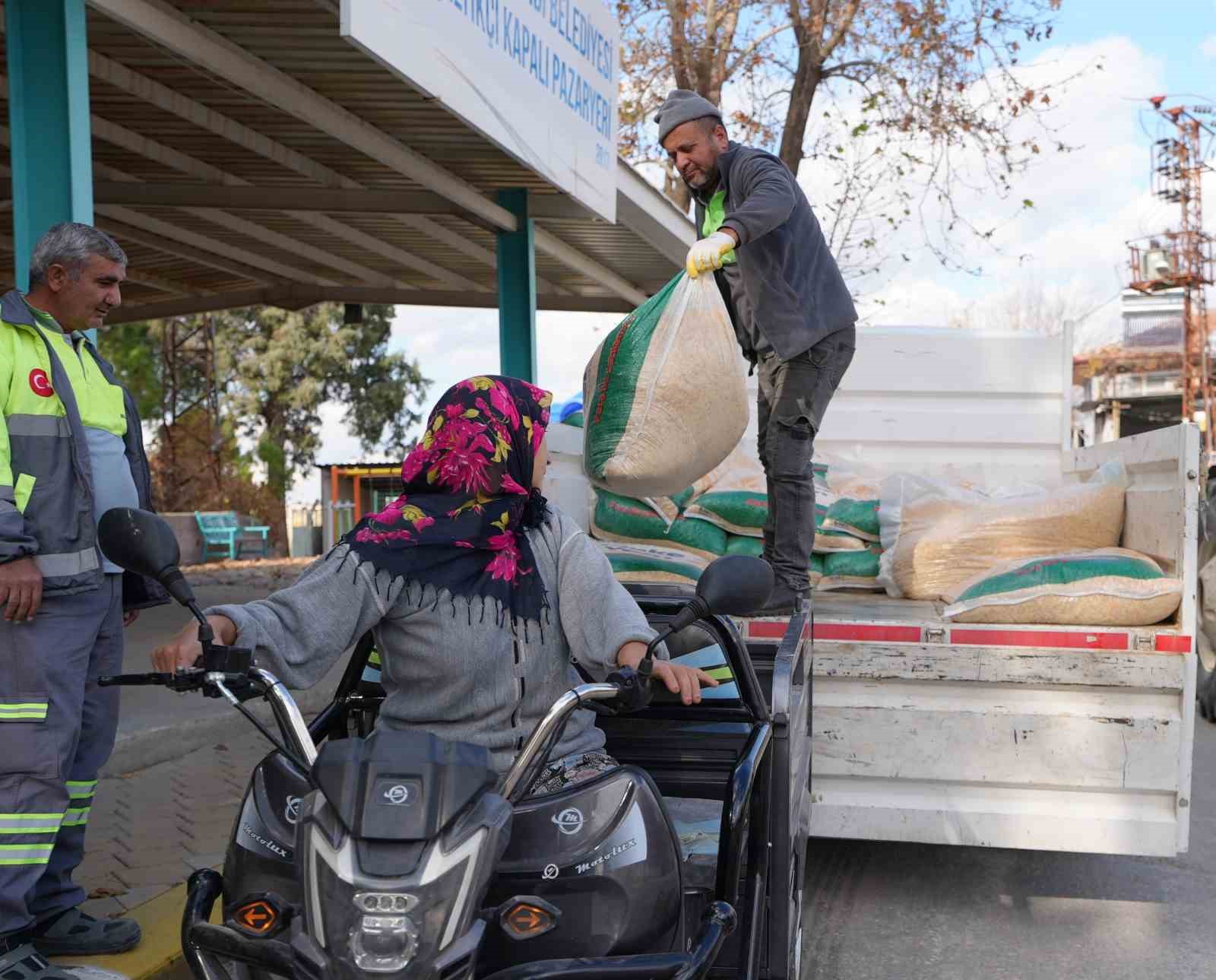 Denizli’de 404 üreticiye bin 126 torba yem dağıtıldı