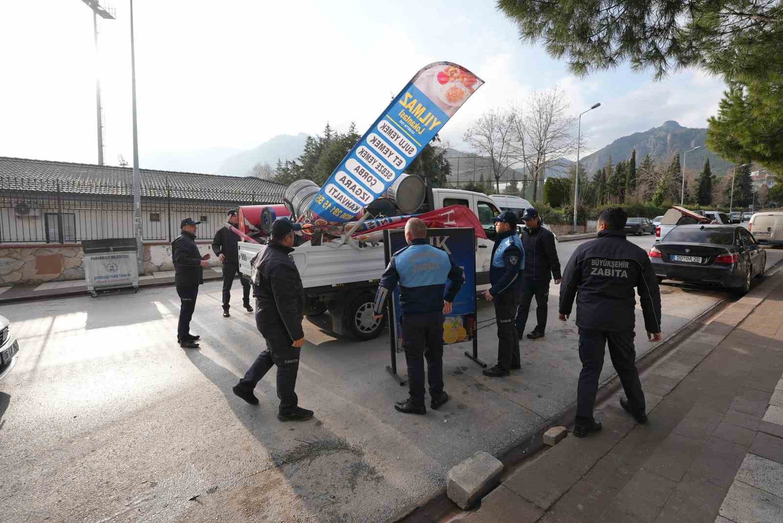 Denizli Büyükşehir Zabıtası kaldırım işgallerine geçit vermiyor