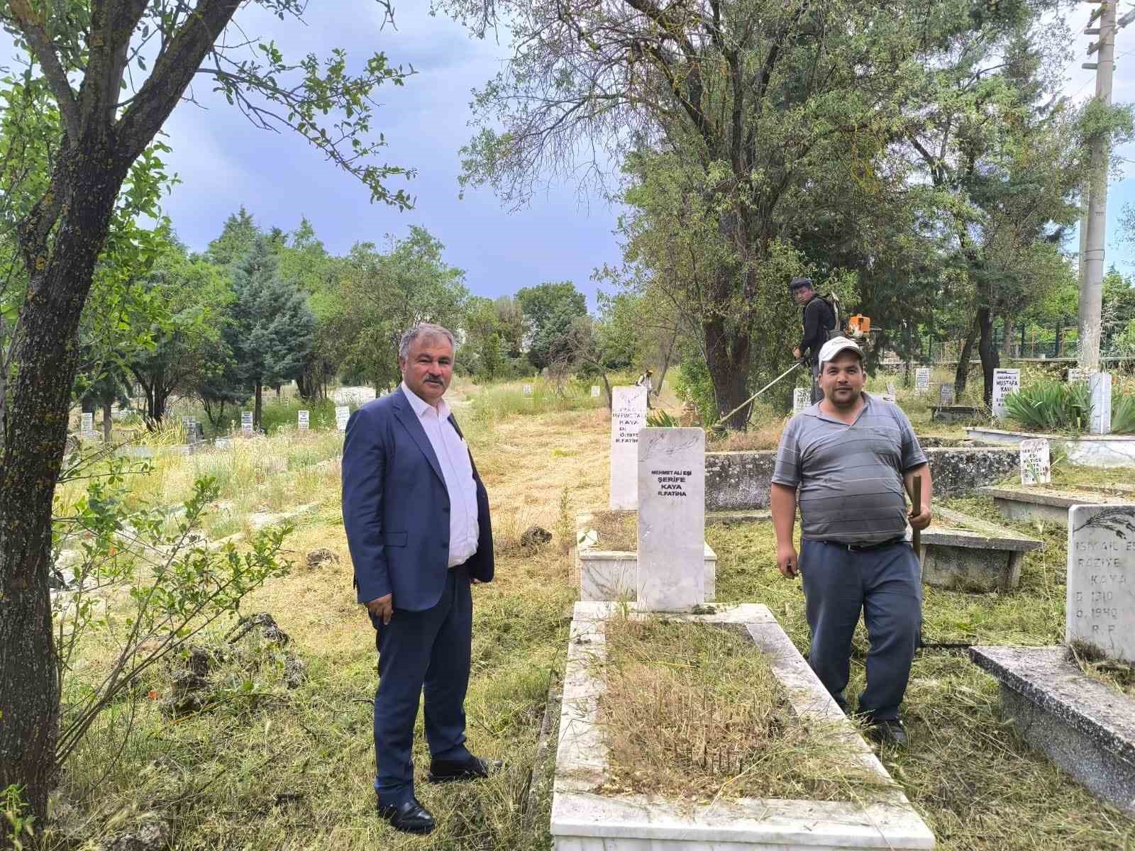 Beyağaç Belediyesi mezarlıkları bayrama hazırlıyor