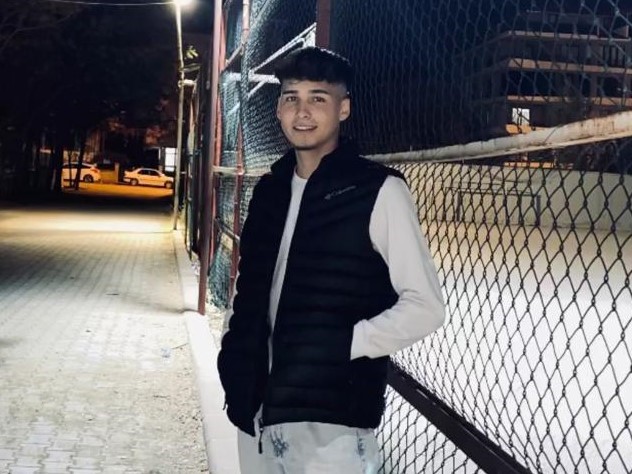 Elektrik direğine çarpan otomobil hurdaya döndü; 2 ölü 1 yaralı