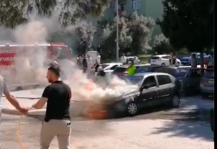 Seyir halindeki otomobil alev alev yandı