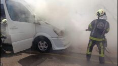 Seyir halindeki işçi servisi bir anda alev aldı