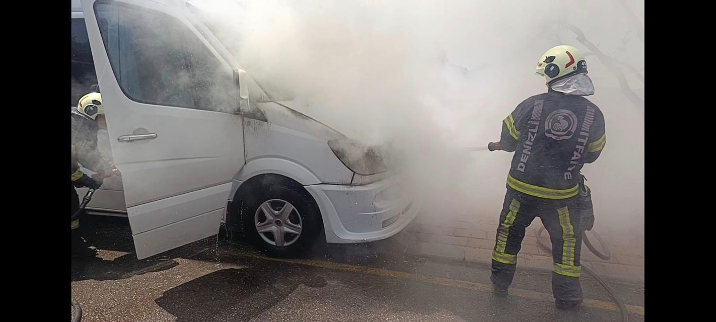 Seyir halindeki işçi servisi bir anda alev aldı
