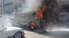 Seyir halindeki minibüs alev alev yandı